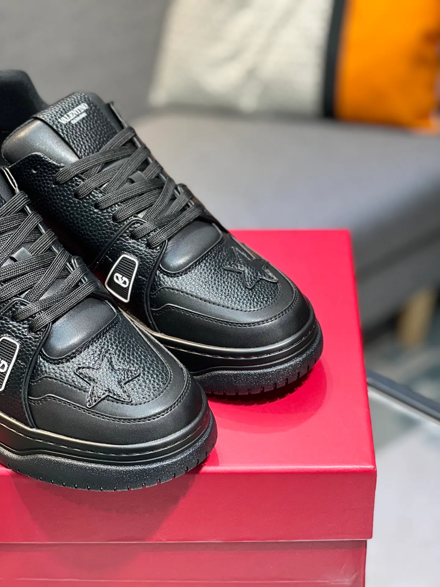 Men's Men's Shoes 💰660 Valentino 2023 early autumn new star shoes are now online! Wang Hedi and Ren Jialun have been worn by many celebrities. Who can refuse the same couple shoes as Wang Hedi! The design of Stars Stab My Heart is cool and spicy. The material of the shoes is cowhide, and every color is beautiful! Size 35-40, men’s size 39-44 (women’s 41, men’s 38, 45🉑️customized)